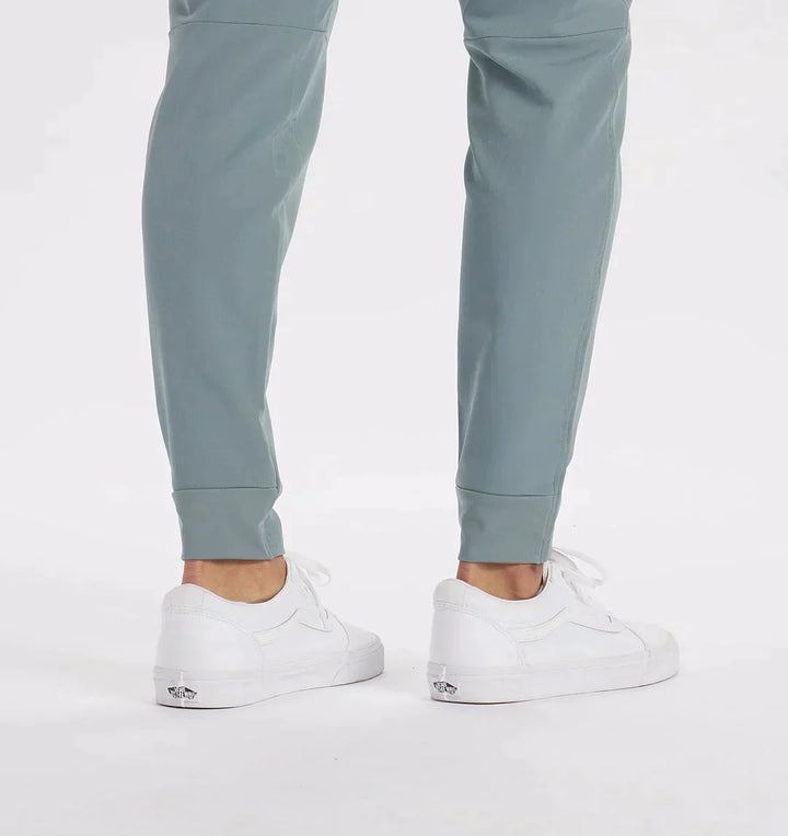 "Herrbyxor i modern passform av beige bomullsblandning, italiensk stil, för elegant och sofistikerad look."
