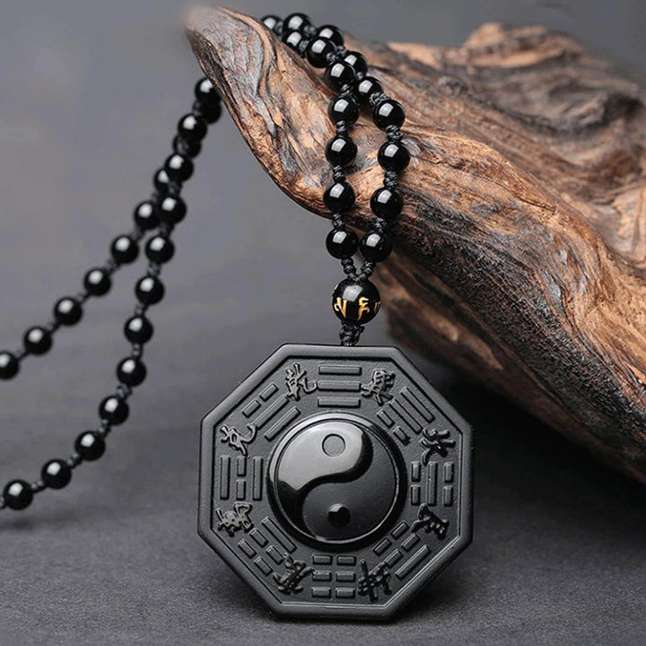 Herrens Yin Yang Halsband i svart obsidian med mantrapärla, elegant design som främjar balans och inre frid.