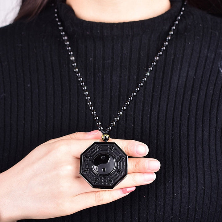 Herrens Yin Yang Halsband i svart obsidian med mantrapärla, elegant design som främjar balans och inre frid.