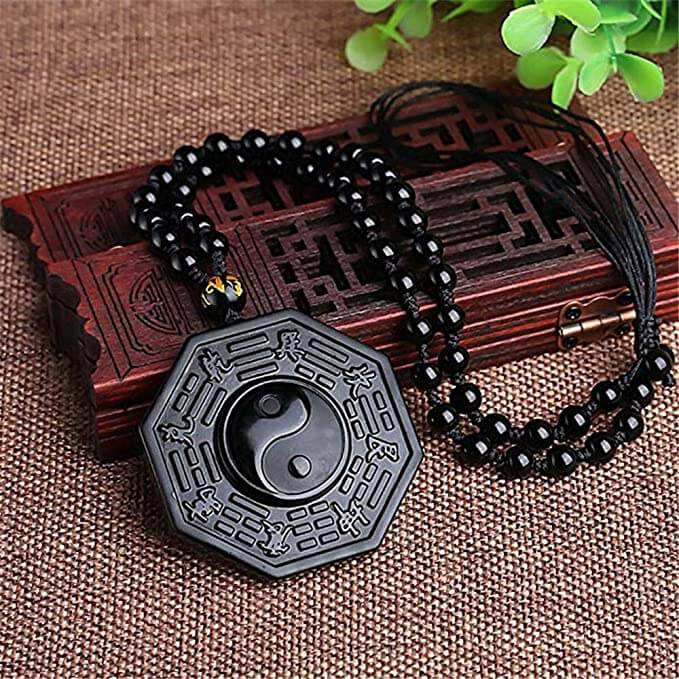 Herrens Yin Yang Halsband i svart obsidian med mantrapärla, elegant design som främjar balans och inre frid.