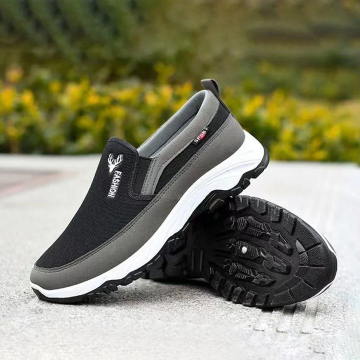 Herrens andningsbara löparskor i mesh med slip-on design och non-slip sula för utomhusanvändning, perfekt för äventyr.