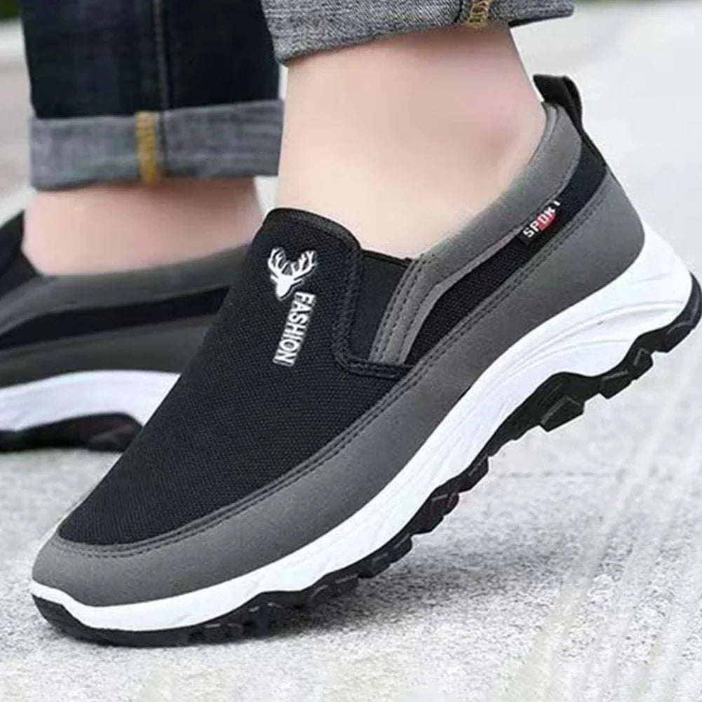 Herrens andningsbara löparskor i mesh med slip-on design och non-slip sula för utomhusanvändning, perfekt för äventyr.