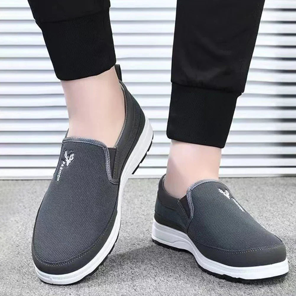 Herrens andningsbara löparskor i mesh med slip-on design och non-slip sula för utomhusanvändning, perfekt för äventyr.