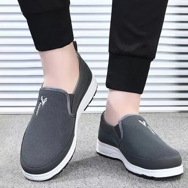 Herrens andningsbara löparskor i mesh med slip-on design och non-slip sula för utomhusanvändning, perfekt för äventyr.