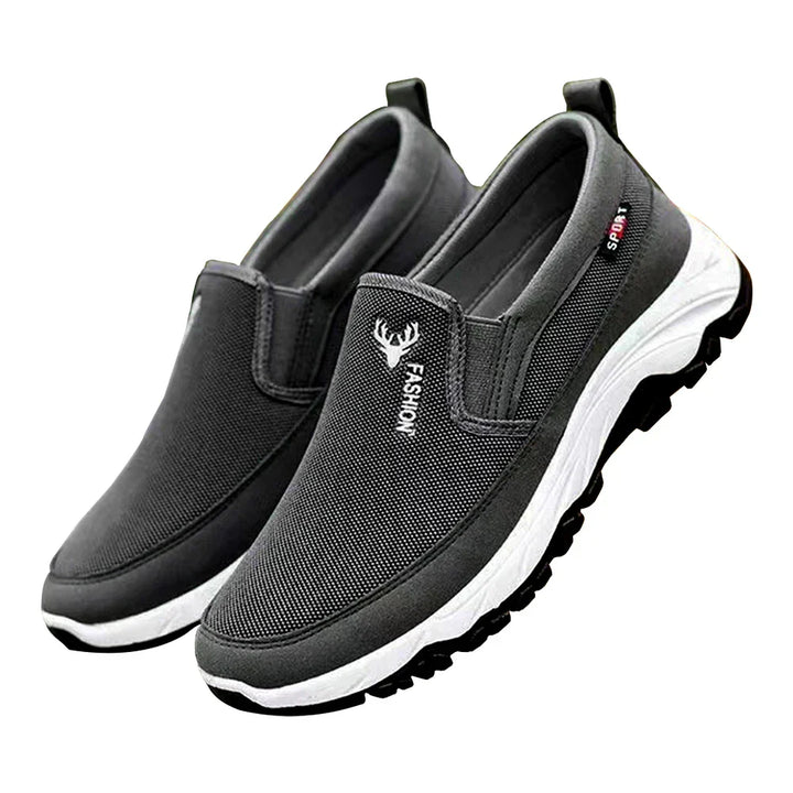 Herrens andningsbara löparskor i mesh med slip-on design och non-slip sula för utomhusanvändning, perfekt för äventyr.