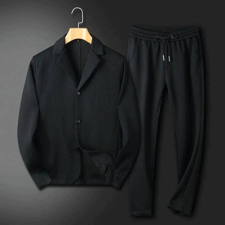 "Herrens eleganta tvådelade set i polyester; sofistikerad jacka och matchande byxor för stil och komfort i grått."