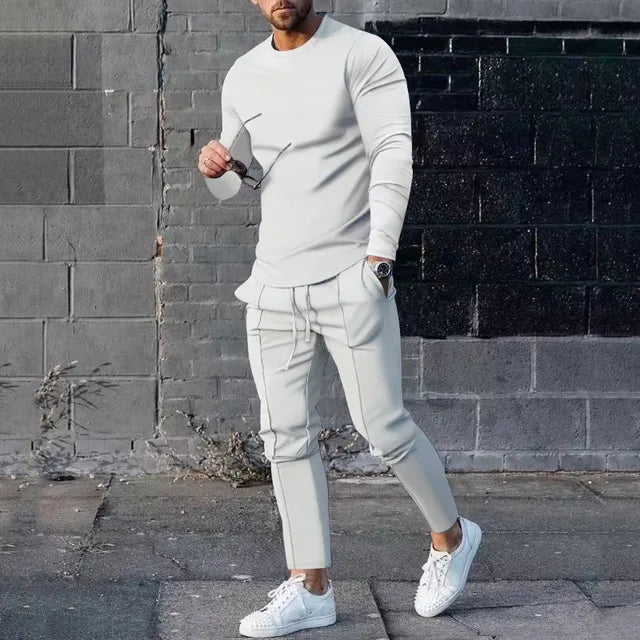 "Herrens loungepak i sportig polyester, flerfärgad, inkluderar långärmad tröja och byxor för komfort och stil."