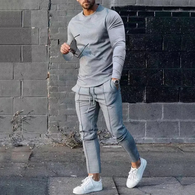 "Herrens loungepak i sportig polyester, flerfärgad, inkluderar långärmad tröja och byxor för komfort och stil."