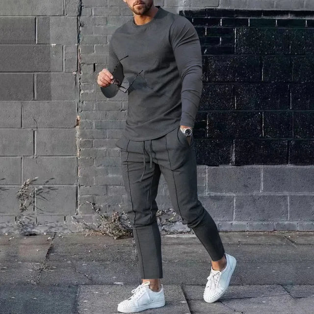 "Herrens loungepak i sportig polyester, flerfärgad, inkluderar långärmad tröja och byxor för komfort och stil."