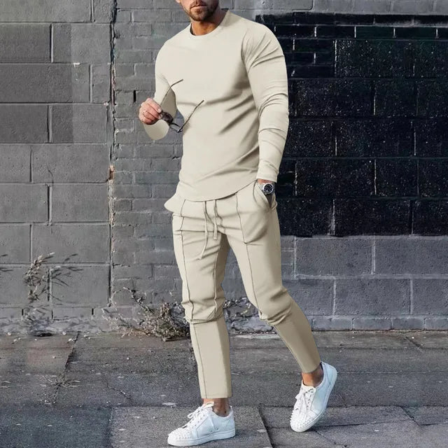 "Herrens loungepak i sportig polyester, flerfärgad, inkluderar långärmad tröja och byxor för komfort och stil."