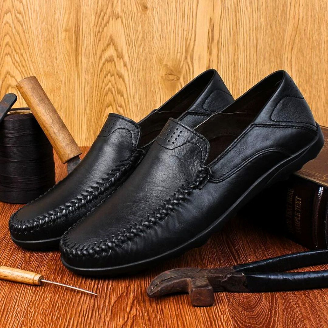 "Herrens lätta loafers i PU-läder med stilren design och flexibel sula för optimal komfort och rörlighet."