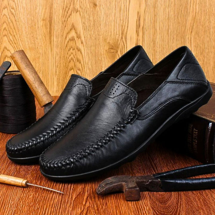 "Herrens lätta loafers i PU-läder med stilren design och flexibel sula för optimal komfort och rörlighet."