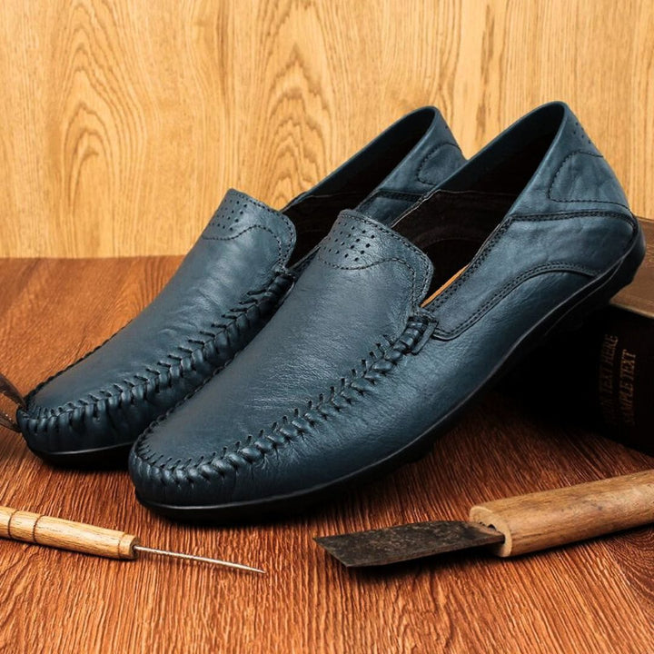 "Herrens lätta loafers i PU-läder med stilren design och flexibel sula för optimal komfort och rörlighet."