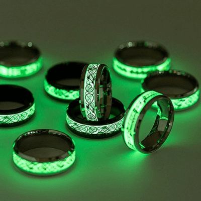 Herrarnas självlysande keltiska drakring i rostfritt stål, detaljerat drakmönster, 8 mm bredd.