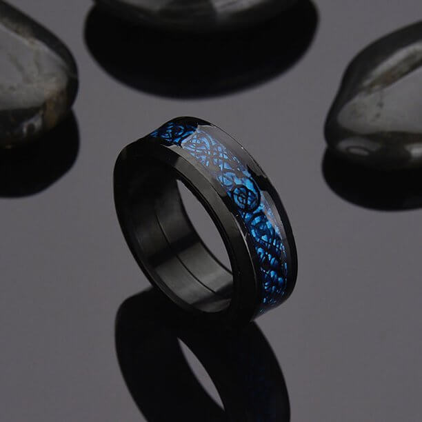 Herrarnas självlysande keltiska drakring i rostfritt stål, detaljerat drakmönster, 8 mm bredd.