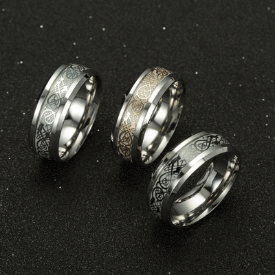 Herrarnas självlysande keltiska drakring i rostfritt stål, detaljerat drakmönster, 8 mm bredd.