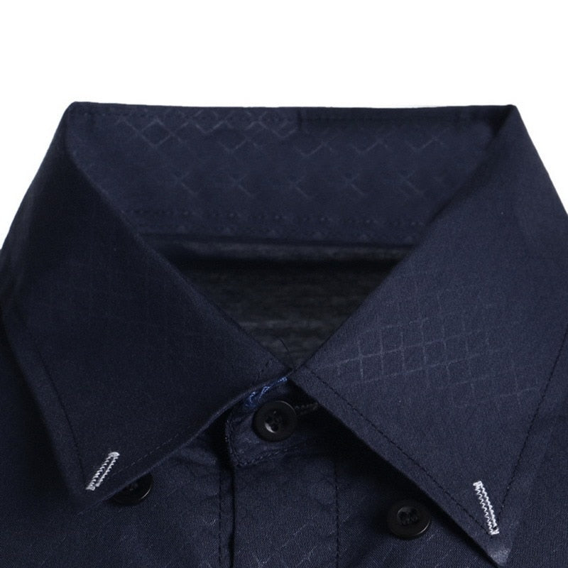 "Herrens slim fit långärmad bomullsskjorta, elegant design med accentdetaljer på krage och ärmar, perfekt för alla tillfällen