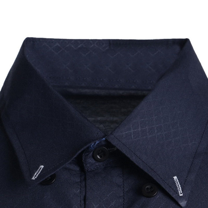 "Herrens slim fit långärmad bomullsskjorta, elegant design med accentdetaljer på krage och ärmar, perfekt för alla tillfällen