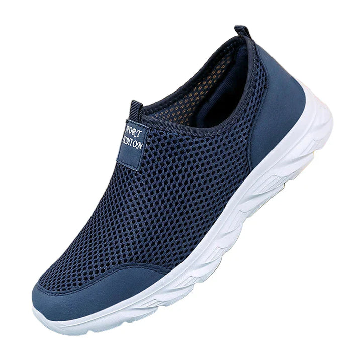 "Herrens slip-on sneakers i andningsbart material med robust gummisula, stilren design för vardag och utomhusbruk."