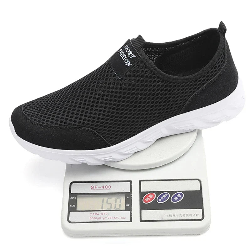 "Herrens slip-on sneakers i andningsbart material med robust gummisula, stilren design för vardag och utomhusbruk."