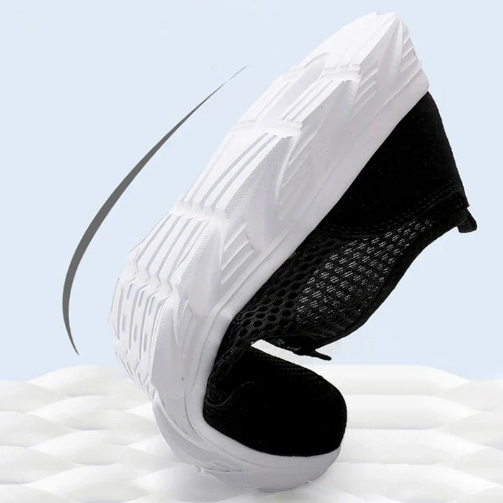 "Herrens slip-on sneakers i andningsbart material med robust gummisula, stilren design för vardag och utomhusbruk."