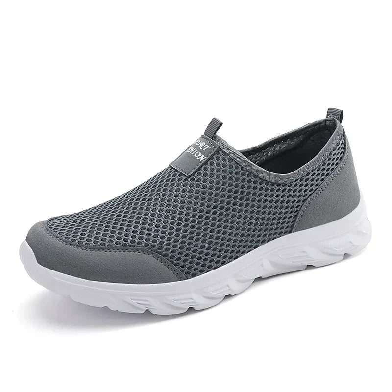 "Herrens slip-on sneakers i andningsbart material med robust gummisula, stilren design för vardag och utomhusbruk."