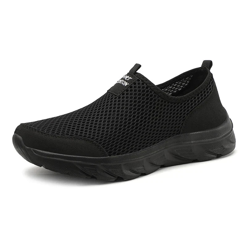 "Herrens slip-on sneakers i andningsbart material med robust gummisula, stilren design för vardag och utomhusbruk."