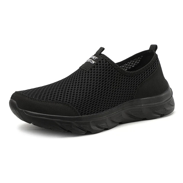 "Herrens slip-on sneakers i andningsbart material med robust gummisula, stilren design för vardag och utomhusbruk."