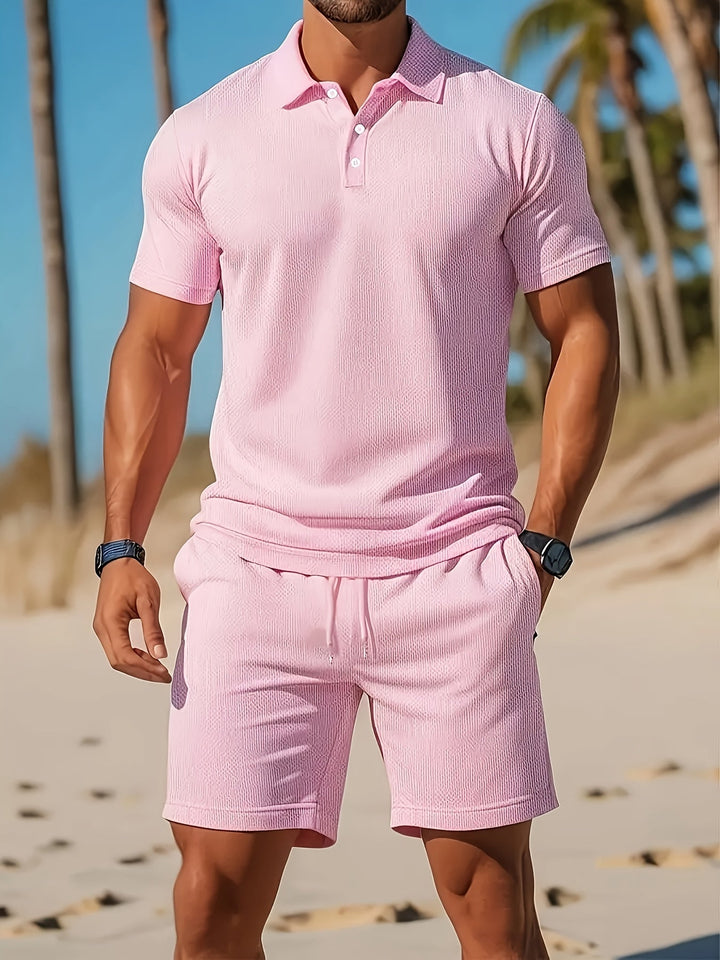 "Herrens sommarset med polo och shorts, ton-sur-ton struktur, lätt material, stilren design för sommarbruk."