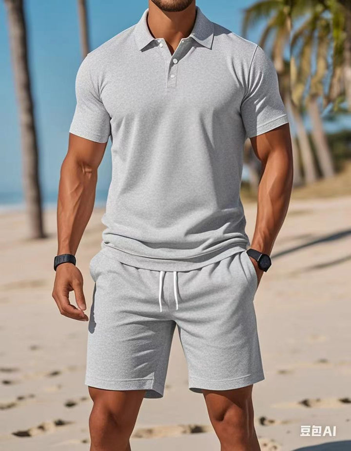 "Herrens sommarset med polo och shorts, ton-sur-ton struktur, lätt material, stilren design för sommarbruk."