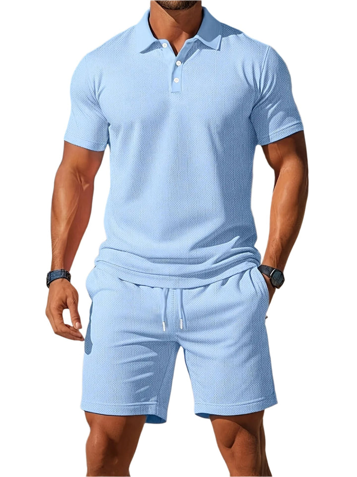 "Herrens sommarset med polo och shorts, ton-sur-ton struktur, lätt material, stilren design för sommarbruk."