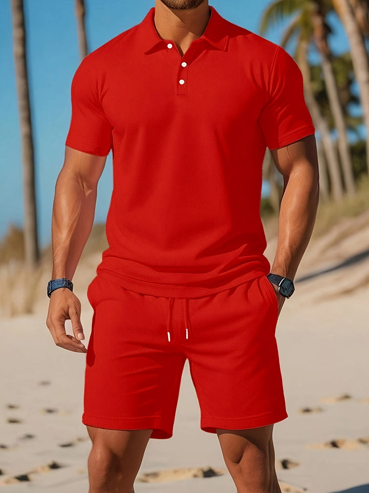 "Herrens sommarset med polo och shorts, ton-sur-ton struktur, lätt material, stilren design för sommarbruk."