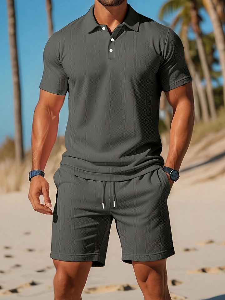 "Herrens sommarset med polo och shorts, ton-sur-ton struktur, lätt material, stilren design för sommarbruk."