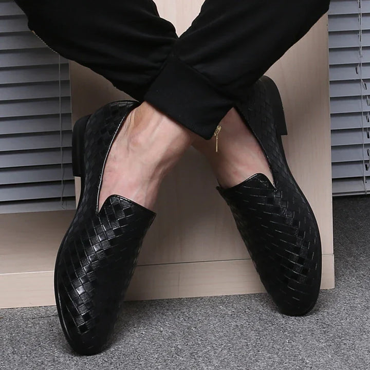 "Herrformella vävda skor med elegant slip-on design, vävt mönster och lätta gummisulor för stil och komfort."