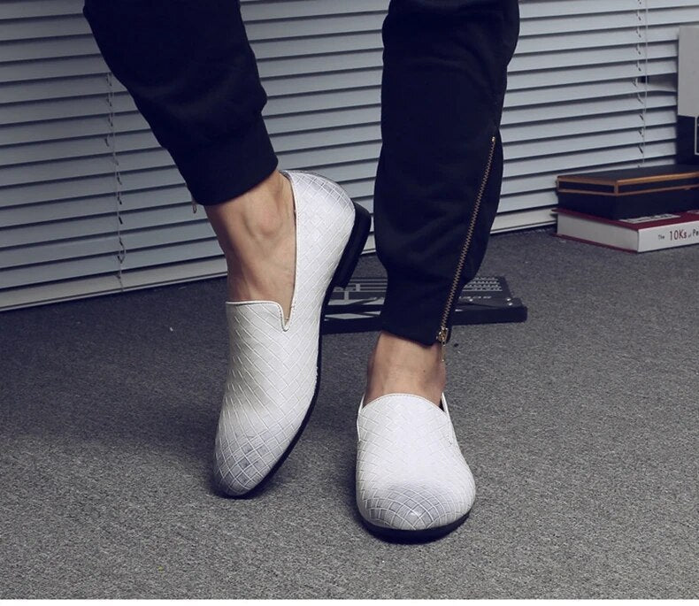 "Herrformella vävda skor med elegant slip-on design, vävt mönster och lätta gummisulor för stil och komfort."