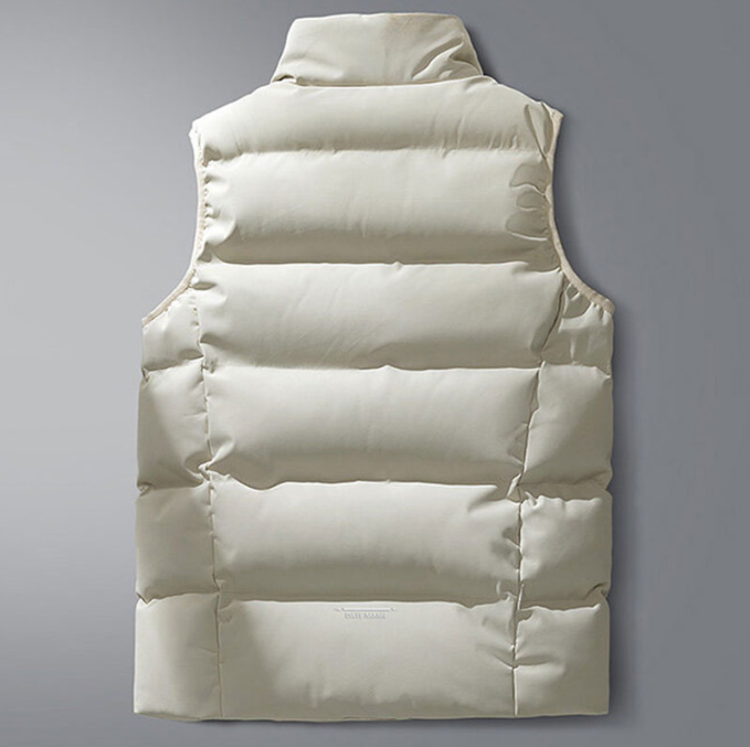 "Herrgilet med dragkedja, lätt och andningsbar, i tidlös design. Perfekt för både vardag och formella tillfällen."