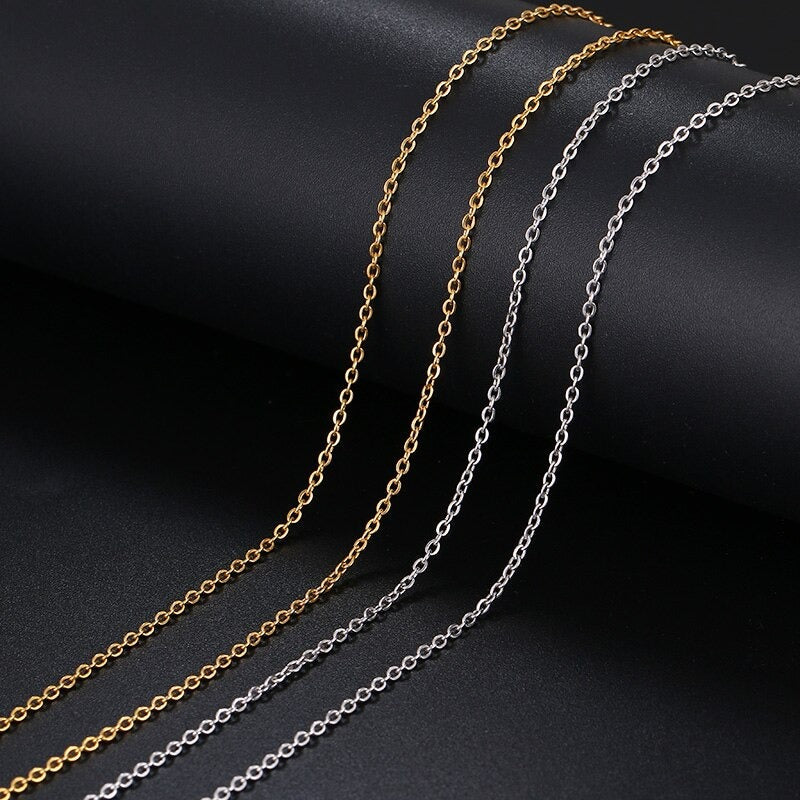 "Herrhalsband i rostfritt stål, kedjemodell med tidlös design, skinande finish för elegans vid alla tillfällen."