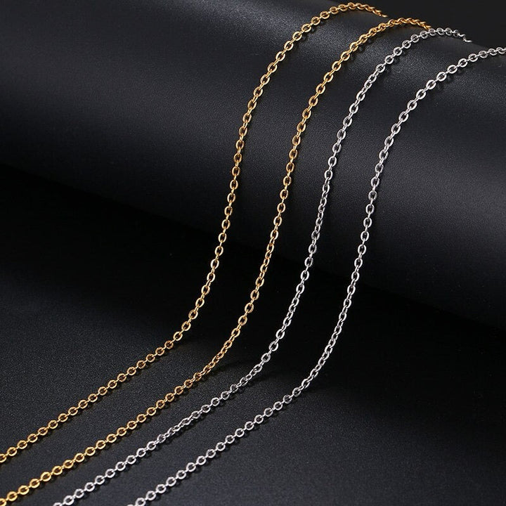 "Herrhalsband i rostfritt stål, kedjemodell med tidlös design, skinande finish för elegans vid alla tillfällen."