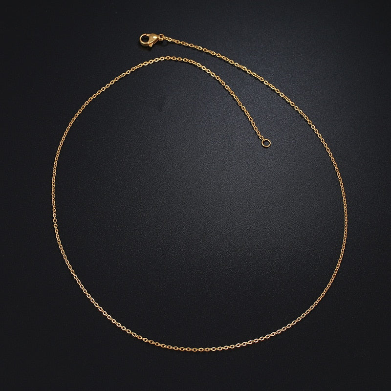 "Herrhalsband i rostfritt stål, kedjemodell med tidlös design, skinande finish för elegans vid alla tillfällen."