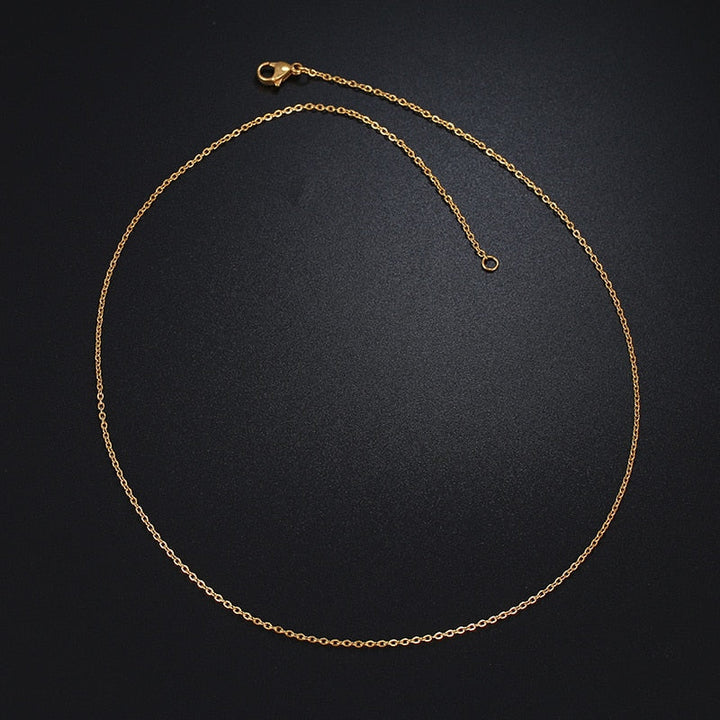 "Herrhalsband i rostfritt stål, kedjemodell med tidlös design, skinande finish för elegans vid alla tillfällen."