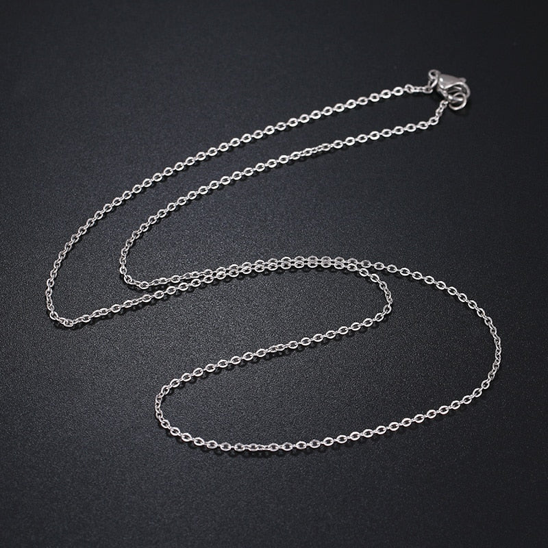 "Herrhalsband i rostfritt stål, kedjemodell med tidlös design, skinande finish för elegans vid alla tillfällen."