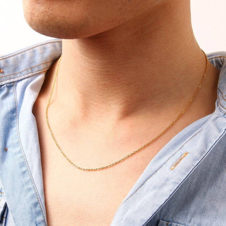 "Herrhalsband i rostfritt stål, kedjemodell med tidlös design, skinande finish för elegans vid alla tillfällen."