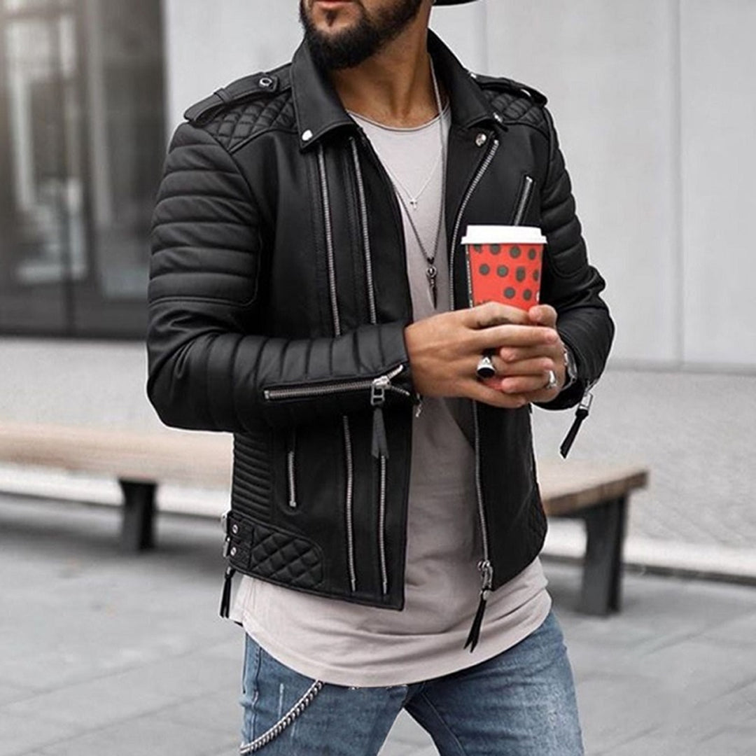 "Herrjacka i elegant polyester, modern och mångsidig design, perfekt för både vardag och fest, syns i naturmiljö."