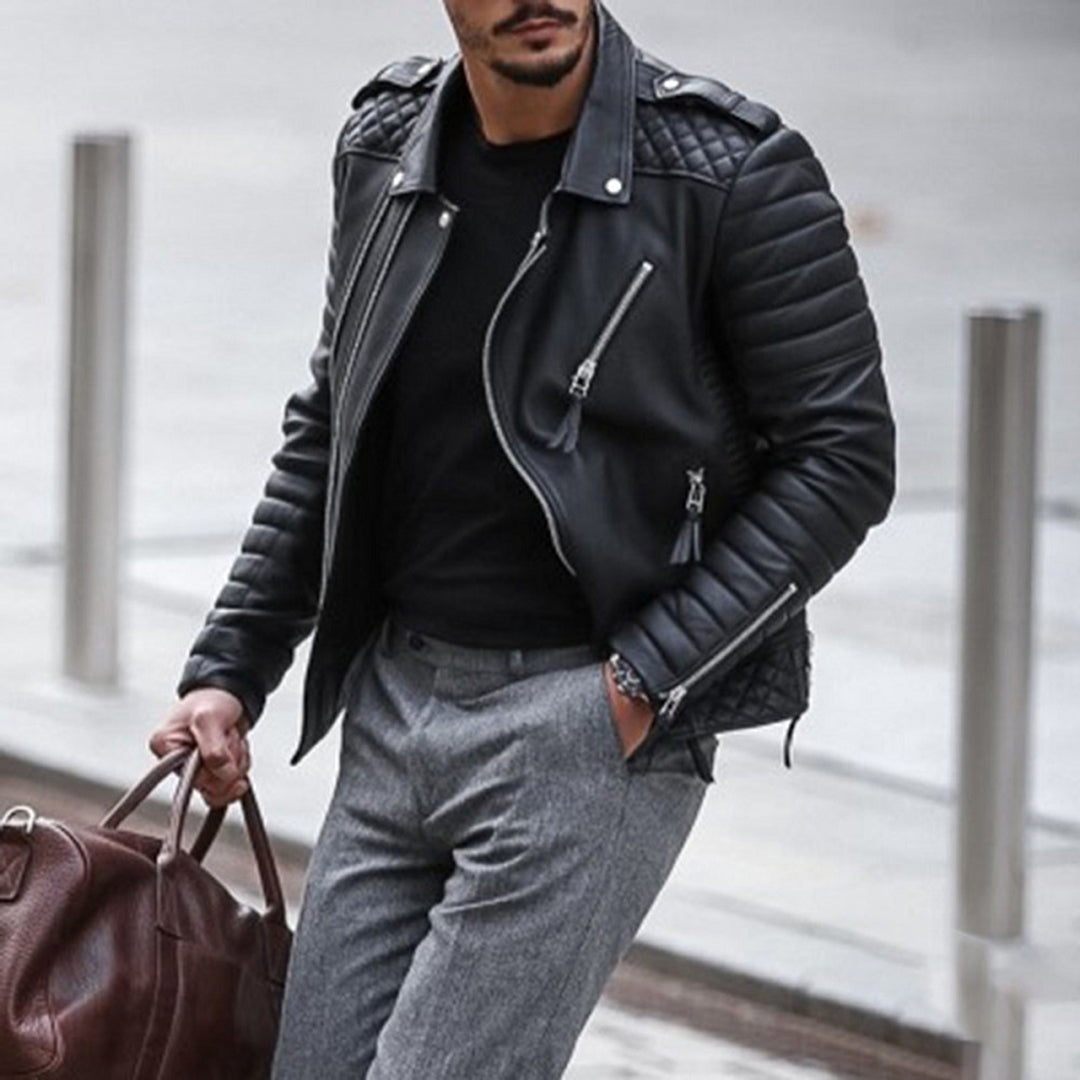 "Herrjacka i elegant polyester, modern och mångsidig design, perfekt för både vardag och fest, syns i naturmiljö."