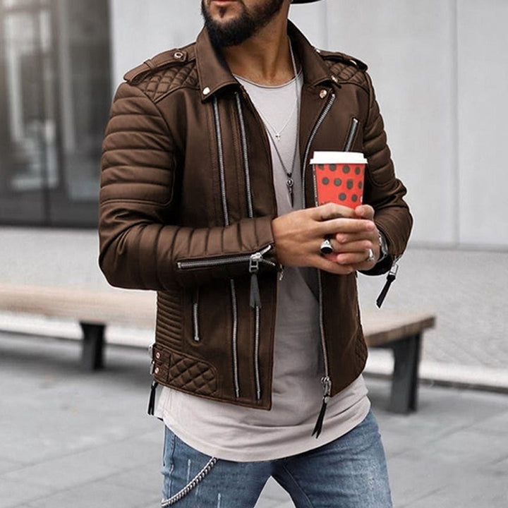 "Herrjacka i elegant polyester, modern och mångsidig design, perfekt för både vardag och fest, syns i naturmiljö."