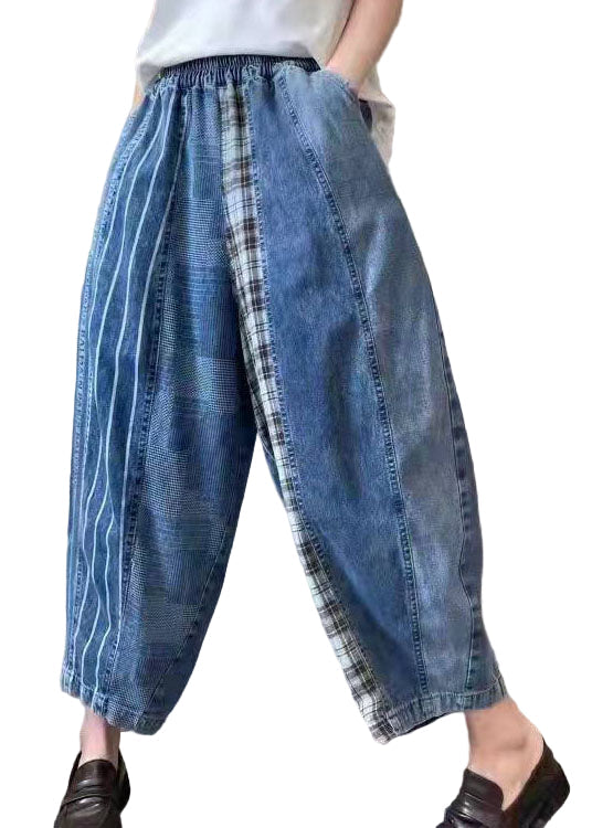 "Herrjeans i unik denim patchwork design, modernt snitt, blåa toner, perfekt för både vardag och fritid."