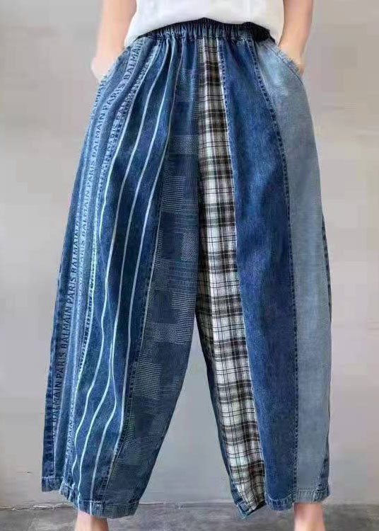 "Herrjeans i unik denim patchwork design, modernt snitt, blåa toner, perfekt för både vardag och fritid."