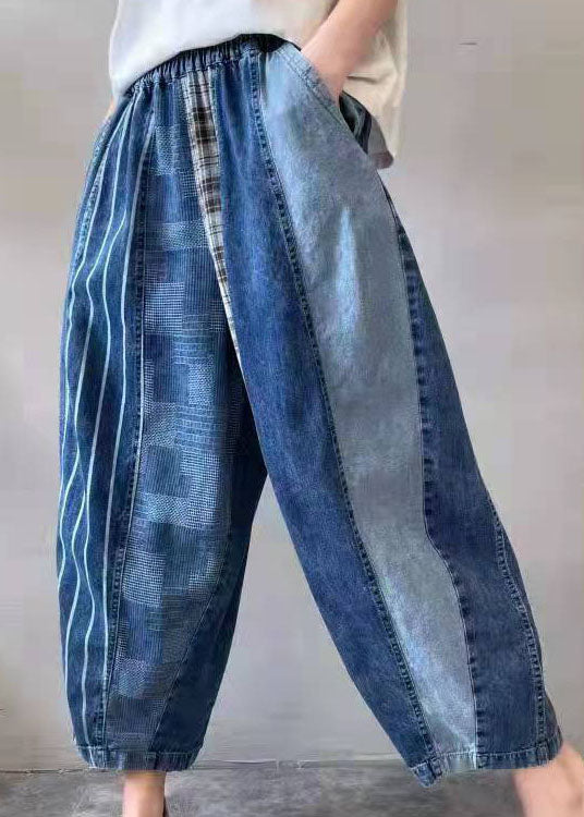 "Herrjeans i unik denim patchwork design, modernt snitt, blåa toner, perfekt för både vardag och fritid."