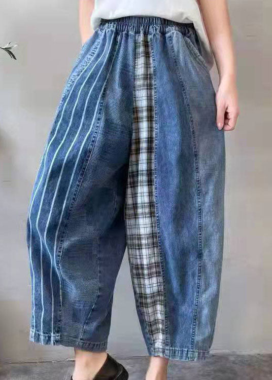 "Herrjeans i unik denim patchwork design, modernt snitt, blåa toner, perfekt för både vardag och fritid."