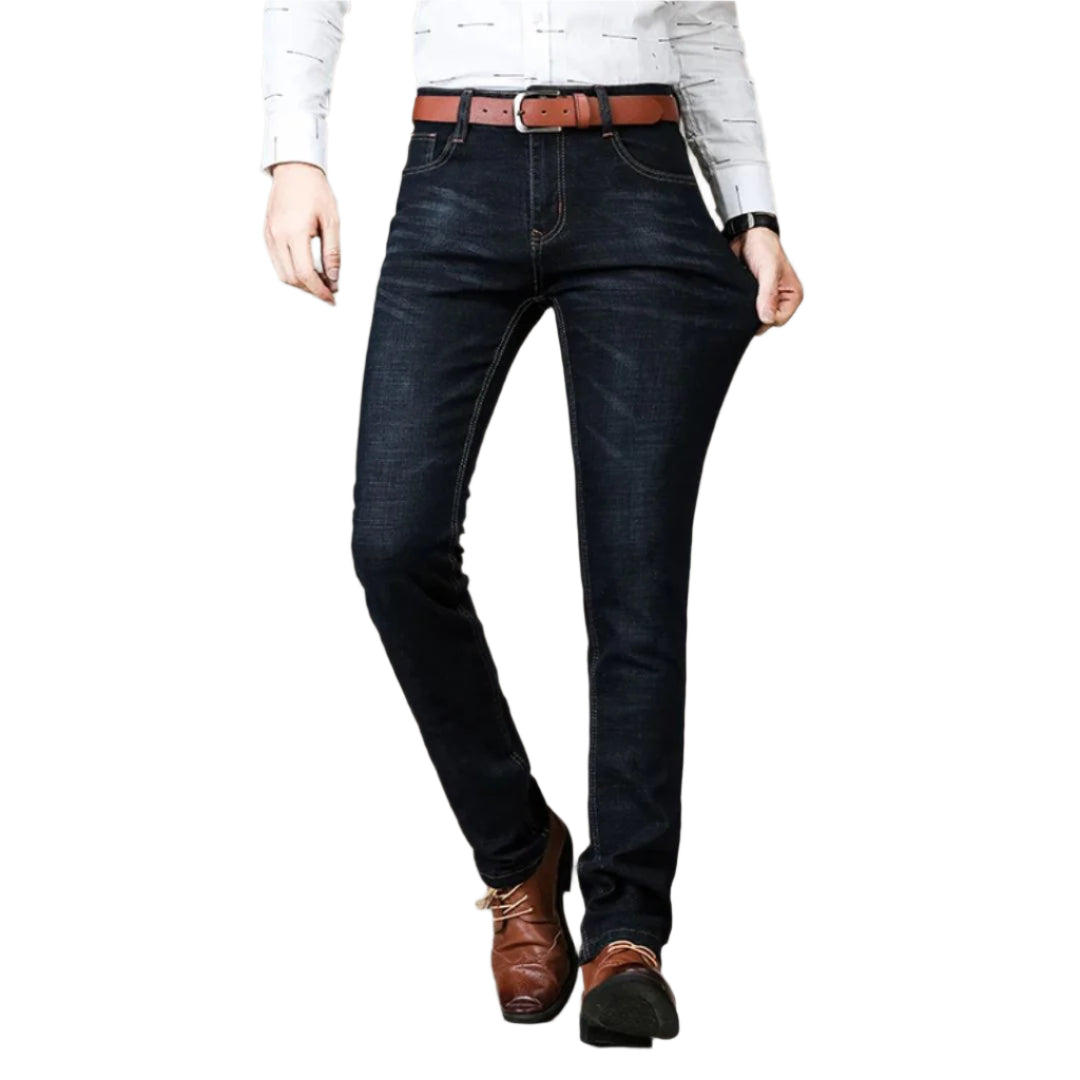 Herrjeans raka snitt i flexibel denim, blå och svart, visar bekvämlighet och stil för både arbete och fritid.